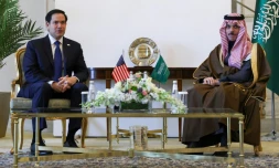 Le ministre saoudien des Affaires étrangères, le prince Faisal bin Farhan al-Saoud, reçoit le secrétaire d'État américain Marco Rubio au siège du ministère saoudien des Affaires étrangères à Ryad, le 17 février 2025
