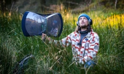 L'ornithologue irlandais Sean Ronayne enregistre des chants d'oiseaux, près de Cobh, le 3 avril 2025