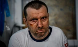 Un soldat ukrainien blessé attend son évacuation prÚs de la ville ukrainienne de Bakhmout, le 4 mai 2023