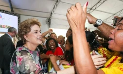 La présidente Dilma Rousseff entourée de partisans le 8 avril 2016 à Rio