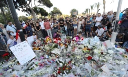 Hommage le 15 juillet 2016 aux 86 victimes tuées la veille par un camion fou qui a foncé sur la foule sur la Promenade des Anglais à Nice