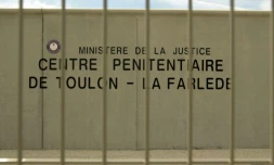 Le centre pénitentiaire de Toulon-La Farlède (Var), ici son mur d'enceinte en avril 2004, a été la cible de tirs à l'arme lourde