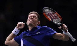 Le Français Nicolas Mahut exulte après sa victoire aux dépens du Canadien Vasek Pospisil lors du 1er tour du Masters 1000 de Paris-Bercy, le 30 octobre 2017