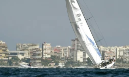 Le bateau Turn the Tide on Plastic (Nations-Unies), lors d'une régate le 14 octobre 2017 à Alicante, en préparation à la Volvo Ocean Race