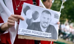 Des partisans de l'opposition manifestent devant le centre de détention à Minsk où se trouverait Sergueï Tikhanovski pour lui souhaiter un bon 42e aniversaire, le 18 août 2020
