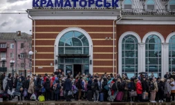 Des familles arrivent à la gare principale de Kramatorsk, dans l'est de l'Ukraine, le 3 avril 2022, dans l'attente d'un train qui les éloignera de la ligne de front
