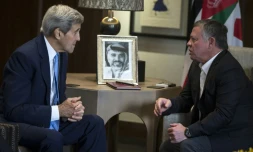 Le secrétaire d'Etat américain John Kerry (G) face au roi Abdallah II de Jordanie, le 24 octobre 2015 à Amman