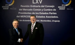 Le ministre uruguayen des Affaires étrangères Omar Paganini (G) accueille le vice-président de la Commission européenne Maros Sefcovic pour la séance d'ouverture du 65e sommet du Mercosur à Montevideo, le 5 décembre 2024