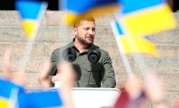 Le président ukrainien Volodymur Zelensky s'adresse à la foule rassemblée devant le Parlement danois, le 21 août 2023 à Copenhaugue