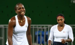 Venus et Serena Williams lors de leur match de double perdu face aux Tchèques Lucie Safarova et Barbora Strycova, aux JO de Rio le 7 août 2016