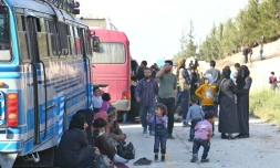 Des combattants rebelles et leurs familles évacués de Douma vers le nord-ouest syrien, le 13 avril 2018. Ces évacués restent sans illusion aprÚs les frappes occidentales en Syrie.