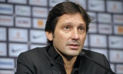 Le Brésilien Leonardo, alors manager général du Paris-Saint-Germain, en conférence de presse le 30 décembre 2011 au Parc des Princes à Paris  