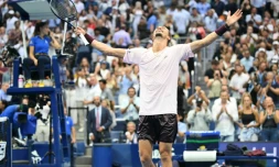 Alexander Zverev après avoir réalisé sa victoire en finale de l'US Open face à l'Américain Ben Shelton, le 13 septembre 2026 à New York