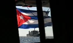 Un navire de la marine mexicaine prĂȘt Ă porter assistance au bateau Maguro faisant partie du convoi "Nuestra America" d'aide humanitaire Ă destination de Cuba, le 21 mars 2026 en mer des CaraĂŻbes