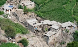 Vue aérienne de maisons endommagées à la suite de séismes dans le village de Mazar Dara, situé dans le district de Nurgal (province de Kounar), dans l'est de l'Afghanistan, le 1er septembre 2025