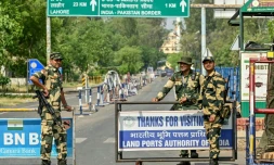 Des membres des forces de sécurité indiennes surveillant la frontière avec le Pakistan, au poste de Wagah, le 2 mai 2025