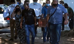 Une famille porte le cercueil d'un de ses membres, décédé du covid, le 10 avril 2021 à Asuncion (Colombie)