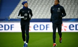 Les attaquants des Bleus Kylian Mbappé (g) et Alassane Pléa en séance d'entraßnement au Stade de France le 21 novembre 2018