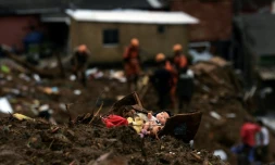 Une poupée dans les décombres à Pétropolis, au Brésil, le 16 février 2022 alors que les équipes de secours cherchent des survivants aprÚs des glissements de terrain