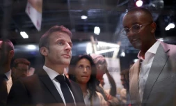 Le président français Emmanuel Macron (g) visite le salon de la tech VivaTech à Paris, le 14 juin 2023