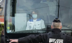 Un bus avec 34 Français rapatriés de Wuhan arrive au village de vacances "Normandy Garden" le 21 février 2020 à Branville en Normandie 

