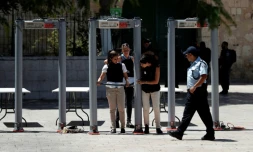 Des policiers israéliens installent des portiques détecteurs de métaux devant la Porte des Lions, conduisant à la Mosquée Al-Aqsa, le 16 juillet 2017 dans la Vieille ville de Jérusalem