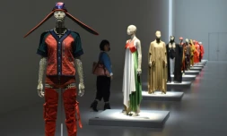 Des modèles du styliste japonais Issey Miyake exposés le 15 mars 2016 au National Art Center à Tokyo 