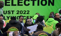 Une responsable de la Commission électorale vérifie les résultats de l'élection présidentielle au Kenya, le 13 aout 2022 à Nairobi