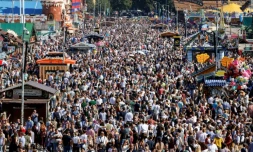 Des milliers visiteurs se promènent dans le Parc des expositions Theresienwiese à Munich, le 21 septembre 2025, à l'occasion de la 190e édition de la Fête de la bière. La Fête a été a été provisoirement fermée le 1er octobre 2025, après un incendie suivi d'une explosion dans le nord de la ville qui ont fait au moins un mort