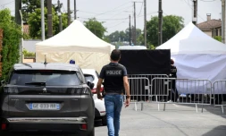 Un policier participe, le 24 mai 2023, à la reconstitution du meurtre de Chahinez Daoud, tuée en 2021 à Mérignac, près de Bordeaux 