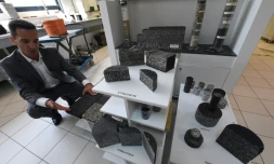Le directeur du centre de recherche Eurovia, Ivan Drouadaine, montre différents prototypes de route du futur à Mérignac, le 6 juin 2016