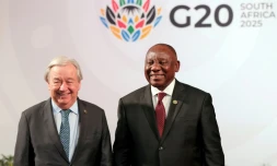 Le président sud-africain Cyril Ramaphosa (à droite) accueille le secrétaire général des Nations unies Antonio Guterres à son arrivée au sommet des dirigeants du G20 à Johannesburg (Afrique du Sud), le 22 novembre 2025