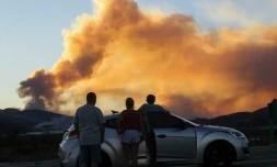 Des gens observent l'incendie de Blue Cut à l'est de Los Angeles, aux Etats-Unis, le 16 août 2016