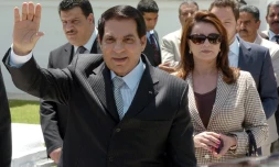 Photo d'archives du président tunisien déchu Zine el Abidine Ben Ali et de son épouse Leila Trabelsi, prise le 9 mai 2010 à Tunis