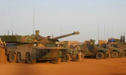 Des soldats de la force Barkhane près de leurs blindés, à la base de Gao au Mali, le 1er novembre 2017