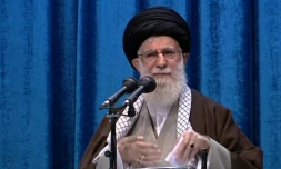 Capture écran d'une vidéo fournie par Iran Press news agency montrant le guide suprême d'Iran, l'ayatollah Ali Khamenei, lors d'un discours pour la prière hebdomadaire musulmane, le 17 janvier 2020