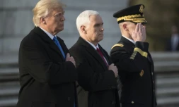 Donald Trump et Mike Pence au cimetière national d'Arlington le 19 janvier 2017 à Arlington