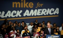 Mike Bloomberg, candidat à la primaire démocrate, s'adresse au public lors d'un meeting à Houston le 13 février 2020.