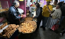 Des personnes font la queue pour acheter du pain le 31 juillet 2025 à La Paz, en Bolivie