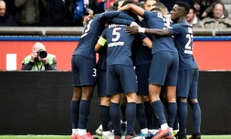Le milieu offensif espagnol du PSG Pablo Sarabia enfoui sous ses coéquipiers après avoir marqué contre Dijon en Ligue 1 le 29 février 2020 au Parc des Princes à Paris