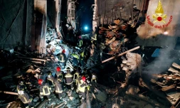 Photo diffusée par les pompiers italiens le 12 décembre 2021 montrant l'effondrement d'un immeuble de quatre étages à Ravanusa, en Sicile