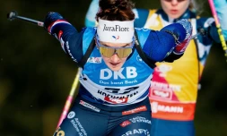 La biathlète française Lou Jeanmonnot, victorieuse du sprint (7,5 km) de Hochfilzen, en Autriche, le 12 décembre 2025