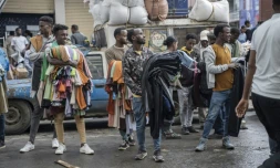 Des vendeurs de vĂȘtements dans le quartier historique de Merkato Ă Addis-Abeba, en Ethiopie, le 14 septembre 2024