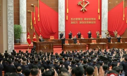 Le dirigeant nord-coréen Kim Jong Un est applaudi lors de la réunion plénière du Comité central du Parti des travailleurs de Corée, le 27 décembre 2023 à Pyongyang
