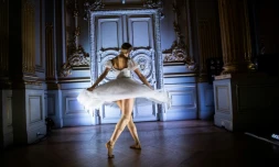 Une danseur de l'Opéra de Paris, au Musée d'Orsay à Paris, le 10 octobre 2019