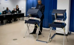 Le président américain Barack Obama vote de façon anticipée pour l'élection visant à désigner son successeur à la Maison Blanche, le 7 octobre 2016 à Chicago