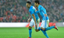 Le défenseur japonais Hiroki Saki (d) et le milieu de terrain argentin de l'Olympique de Marseille Lucas Ocampos buteur face à l'Athletic Bilbao en Coupe de la Ligue, à Bilbao, le 15 mars 2018