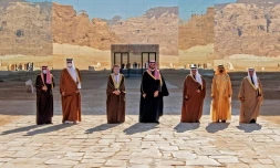 Photo fournie par le palais saoudien montrant, lors d'un sommet du CCG à Al-Ula en Arabie saoudite, l'émir du Koweït, l'émir du Qatar, le vice-premier ministre omanais, le prince héritier saoudien, le prince héritier bahreïni, l'émir de Dubaï et vice-président émirati, le 5 janvier 2021