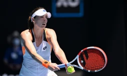 Alizé Cornet au service face à l'Américaine Danielle Collins en quart de finale de l'Open d'Australie, à Melbourne le 26 janvier 2022