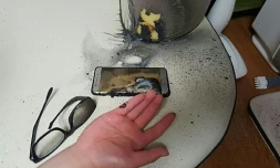 Photo prise par la police de Gwangju Bukbu en Corée du sud montrant l'explosion d'une batterie du smartphone Samsung Galaxy Note 7, le 13 septembre 2016